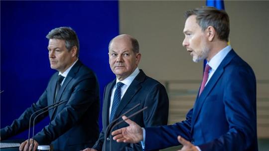 Haben sich auf einen Kompromiss beim Bundeshaushalt 2024 geeinigt: Wirtschaftsminister Robert Habeck (l), Kanzler Olaf Scholz (M) und Finanzminister Christian Lindner.