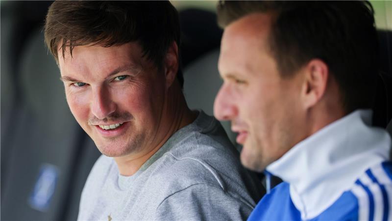 Haben sportlich das Sagen beim HSV: Cheftrainer Merlin Polzin (l) und Sportdirektor Claus Costa. (Archivbild)