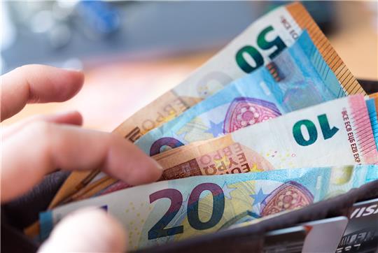 Haben wir 2023 mehr oder weniger Geld in der Tasche? Foto: Monika Skolimowska/dpa