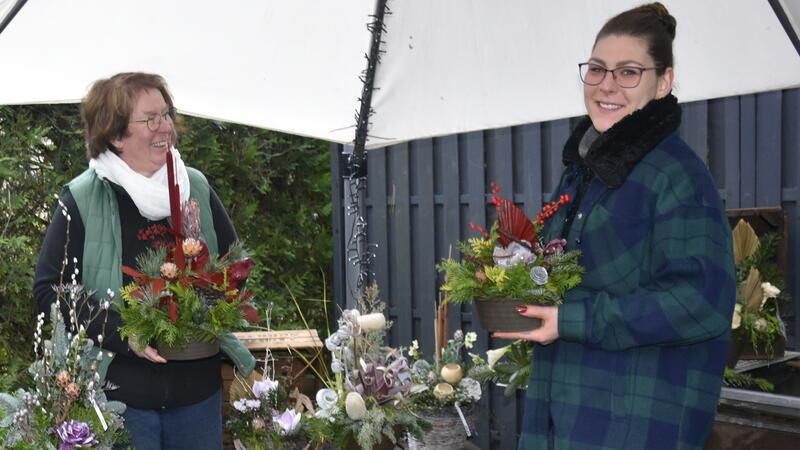 Traditions-Gärtnerei in Buxtehude gelingt der Neustart Haben zusammen die besten Ideen: Petra Lissakowski und ihre Chefin Patricia Sangen fertigen individuelle Trauergestecke an.