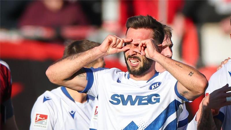 Kloses Nürnberger verhindern KSC-Sprung auf Platz eins Habt ihr das gesehen? Der einstige FCN-Held Fabian Schleusener beim Jubel nach seinem Treffer.