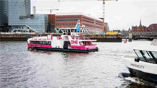 Eine Hadag-Fähre auf der Elbe in Hamburg.