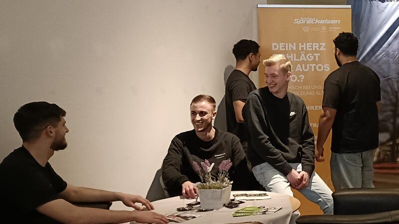 Hadi Wehbe (von links), Phil-Kilian Selinger, Anama Nvojo Tamasauskas-Dimgba, Mike Schmidt und Mohit Gurdial wollen ihren Ausbildungsbetrieb vorstellen.