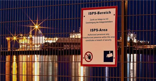 Häfen gelten als große Lichtemittoren. Sobald Leuchtmittel auf den Terminals nur noch bei Bedarf eingesetzt werden (NPorts hat sich bereits auf diesen Weg begeben) ist in Sachen „natürliche Nacht über dem Wattenmeer“ zumindest ein Anfang gemacht. Foto: Adelmann