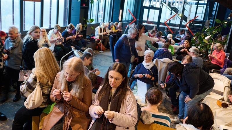 Häkeln für einen Weltrekord  im sogenannten Strickcafé im Ruhrmuseum  - kleine handgefertigte Quadrate sollen ein geplantes XL-Mammut bedecken. Gedacht ist die Aktion für eine Sonderausstellung im Jahr 2026.