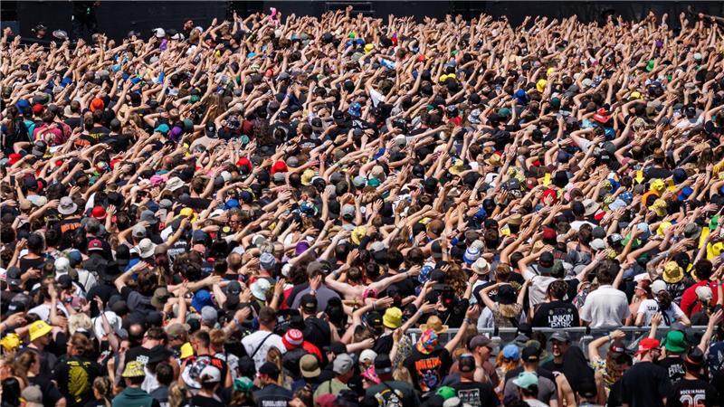 Hände hoch - Festivalteilnehmer beim Konzert