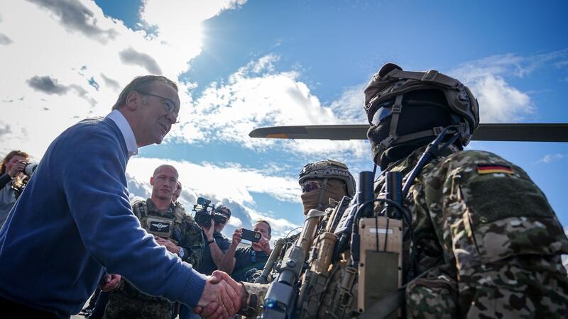 Händeschütteln bei der Nato-Übung: Bundesverteidigungsminister Boris Pistorius (SPD) trifft einen KSK-Soldaten.