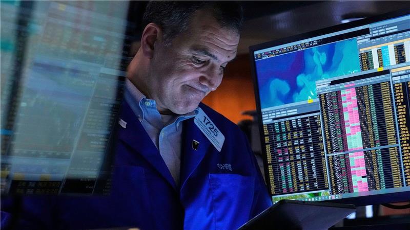 Händler Christopher Lagana arbeitet auf dem Parkett der New Yorker Börse. Das Hin und Her bei den US-Zöllen hat für Unsicherheit bei den Anlegern gesorgt.