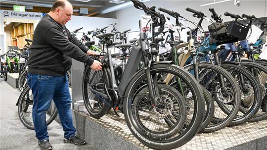 Händler Frank Langner zeigt bei Fahrrad Bauer die SUV-E-Bikes, die gerade beliebt sind.