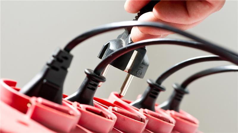 Hängen an einer Mehrfachsteckdose zu viele Geräte, kann die Leitung überlasten und im schlimmsten Fall einen Brand auslösen.