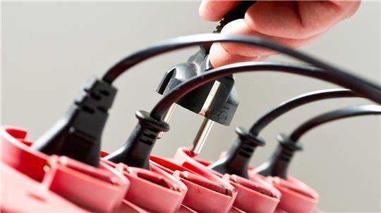 Hängen an einer Mehrfachsteckdose zu viele Geräte, kann die Leitung überlasten und im schlimmsten Fall einen Brand auslösen.