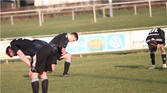 Hängende Köpfe beim FC Mulsum/Kutenholz. Der Tabellenvorletzte verlor noch in der Nachspielzeit gegen den ebenso abstiegsgefährdeten TSV Wiepenkathen.