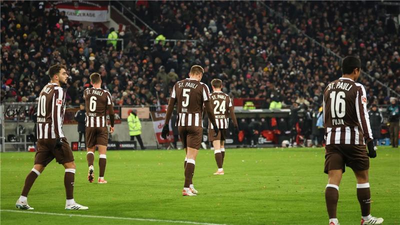 Galgenhumor vor Bayern-Spiel: St.-Pauli-Trainer bleibt Hängende Köpfe beim FC St. Pauli.