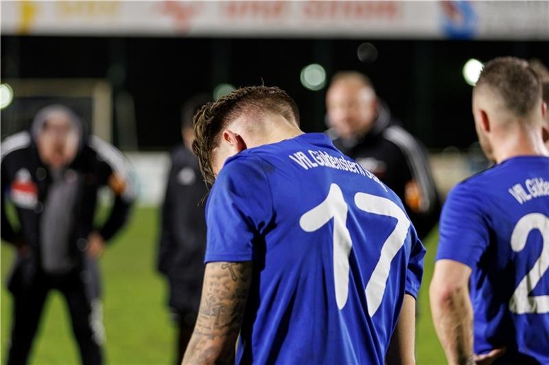 VfL Güldenstern Stade: Bittere Niederlage gegen den Tabellenführer Hängende Köpfe im Stader Mannschaftskreis nach der Last-Minute-Niederlage. Foto: Struwe