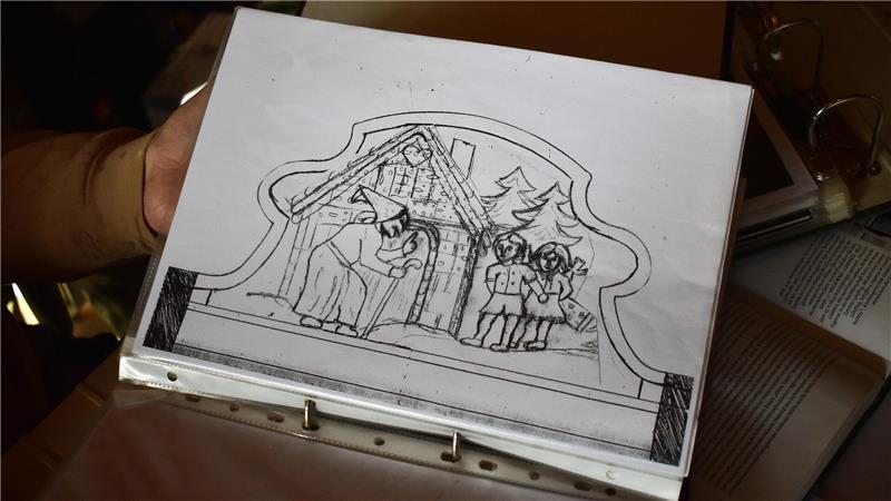 Schwarz-Weiß-Zeichnung von Hänsel und Gretel sowie der Hexe als Motiv für einen Stuhl.