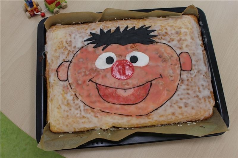 „Hätt‘ ich dich heut‘ erwartet, hätt‘ ich Kuchen da“, singt Ernie. Da Ernie in der Kita erwartet wurde, gab es auch einen Kuchen für ihn.