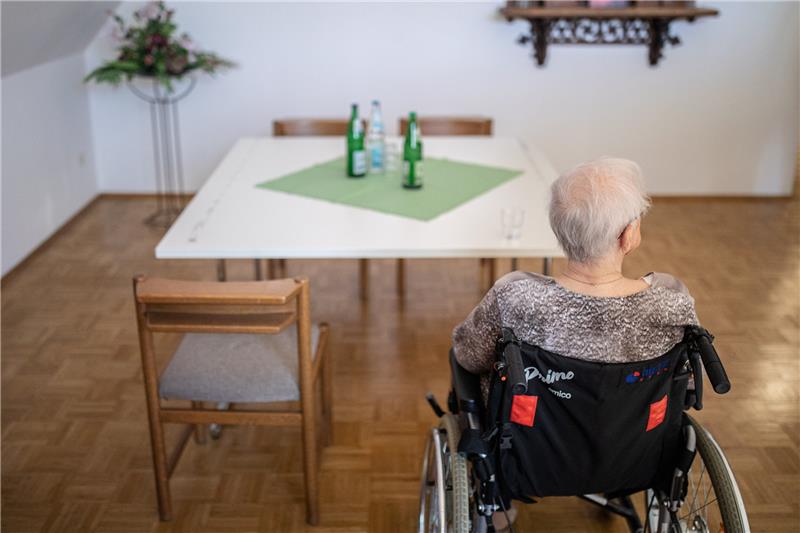 Hätten beispielsweise Ausbrüche in Pflegeheimen durch eine breitere Datenbasis zur Ausbreitung des Coronavirus verhindert werden können? Wissenschaftler beklagen den fehlenden Pragmatismus im Land. Foto: Kusch/dpa