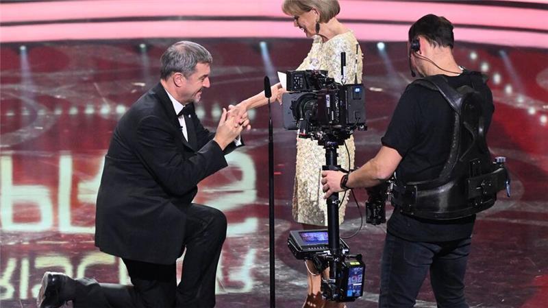 Appelle für offene Gesellschaft beim Bayerischen Filmpreis „Hätt’s nicht gebraucht“ - Söder kniete vor Glas.