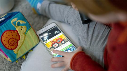 Häufig bekommen Kinder ihr erstes Handy mit dem Schulwechsel nach der vierten Klasse.