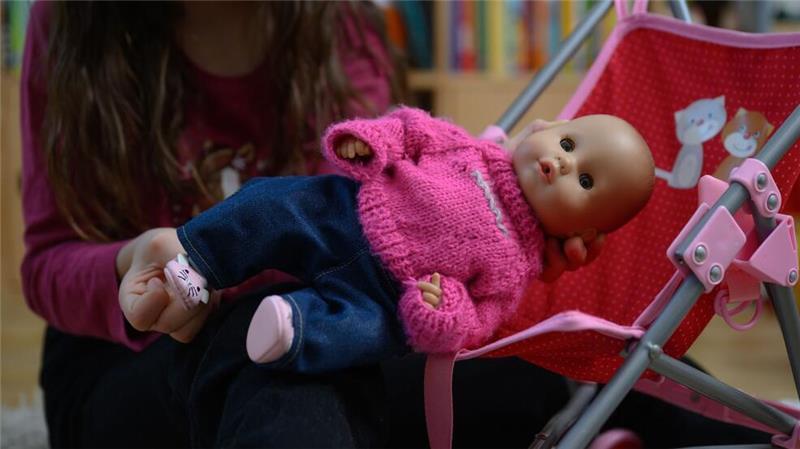 Welche Folgen haben Genderklischees bei Kinderspielzeug? Häufig sind es die Eltern, die das Spielzeug aussuchen und so Kinder früh prägen. (Symbolbild)