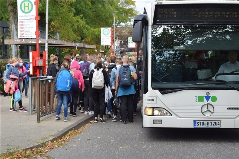 Häufiges Bild auch im Landkreis Harburg: großer Andrang trotz Corona vor einem Schulbus, wie hier am Schulzentrum Süd in Buxtehude. Foto: Wisser