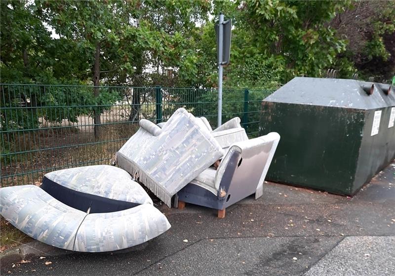 Häufiges Bild, das für Ärger sorgt: So sah es noch vor wenigen Tagen neben dem Altglas-Container an der Königsberger Straße in Neu Wulmstorf aus.