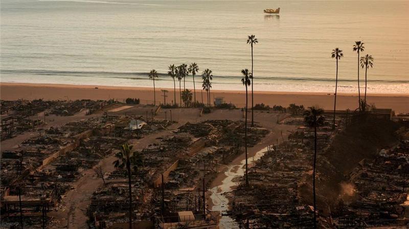 Häuser, die an den Pazifischen Ozean grenzen, sind nach dem Palisades-Feuer im Stadtteil Pacific Palisades bis auf die Grundmauern niedergebrannt.