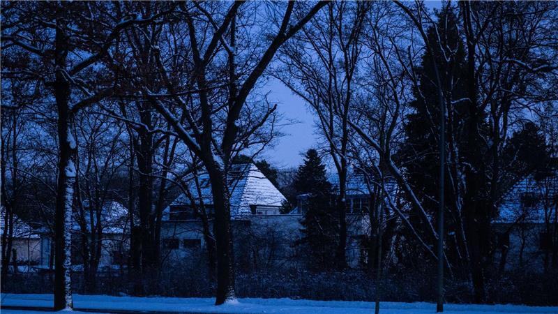 Behörde zum Stromnetz: Keine Gefährdungshinweise in Hamburg Häuser in einer Straße in Berlin sind nach einem Stromausfall unbeleuchtet. (Archivbild)