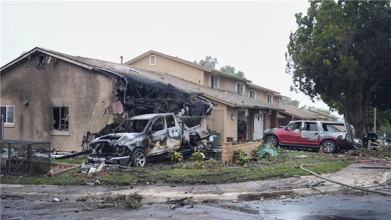 Häuser wurden bei dem Absturz in Brand gesetzt. 