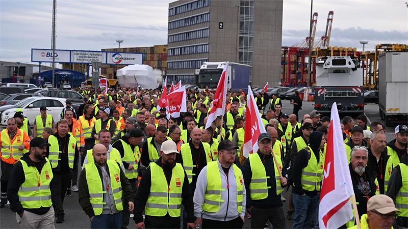 Hafenarbeiter protestieren in Bremerhaven. 