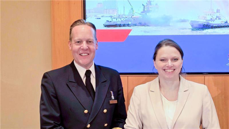 Hafenkapitän Rosenkranz und Wirtschaftssenatorin Leonhard wollen beim 837. Hafengeburtstag Rekorde brechen. 