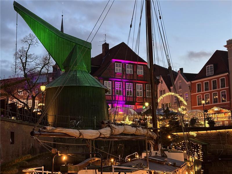 Historisches Gebäude am Fischmarkt: Ex-Weinlager wird zum Weihnachtshaus Hafenkran und Fachwerkhaus sind farbig in Szene gesetzt. Hier finden viele Mitmachaktionen für Kinder und Erwachsene statt.