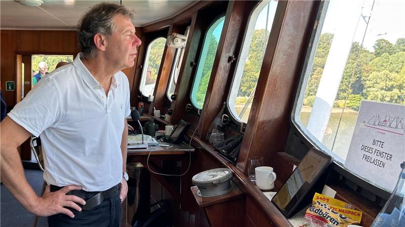 Hafenlotse Roland Kühn auf der Brücke.