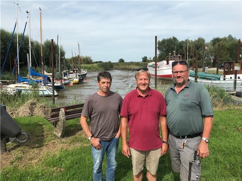 Barnkrug feiert am Sonnabend ein ganz besonderes Hafenfest Hafenmeister Frank Jucknies, Rolf Brandt und Peter-Klaus Rambow (von links) sind stolz auf ihren kleinen Hafen. Foto: Helfferich