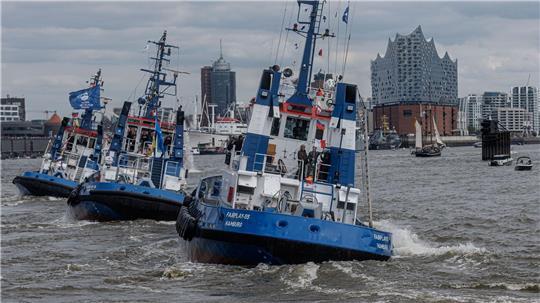 Hafenschlepper fahren zum Hafengeburtstag in Hamburg das beliebte Schlepperballett.