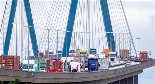 Hafenverkehr fährt über die Köhlbrandbrücke.