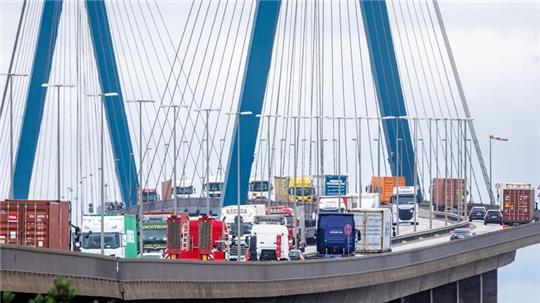 Hafenverkehr fährt über die Köhlbrandbrücke.