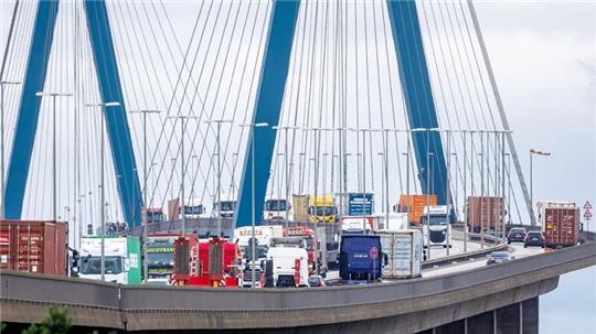 Hafenverkehr fährt über die Köhlbrandbrücke. Diese muss absehbar ersetzt werden, die politischen Kräfte der Stadt streiten über zukünftige Lösungen.