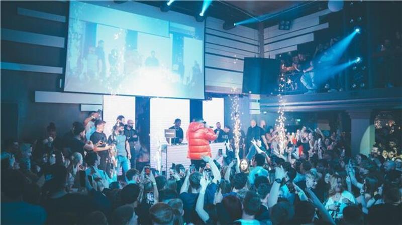 Netflix-Doku: So schlimm stand es um Haftbefehl bei seinem Auftritt in Cuxhaven Haftbefehl auf der Bühne in Janssens Tanzpalast: Erst die Netflix-Doku zeigt, wie "extrem abgekämpft" der Rapper an diesem Abend wirklich war.