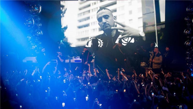 Haftbefehl schüttelte auch ein paar Hände vorne an der Bühne.