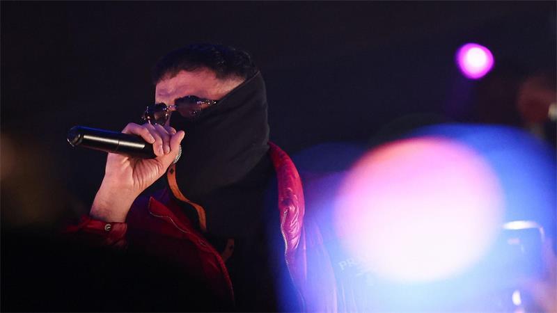 Haftbefehl verdeckt sein Gesicht bei einem Auftritt in Gießen mit einem Tuch. (Archivbild)  