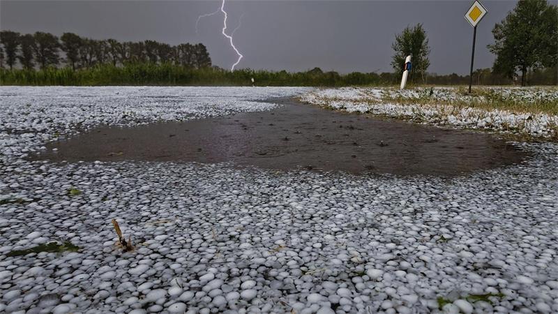Hagel und starker Regen sind auch weiter möglich, erklärt der Deutsche Wetterdienst. 