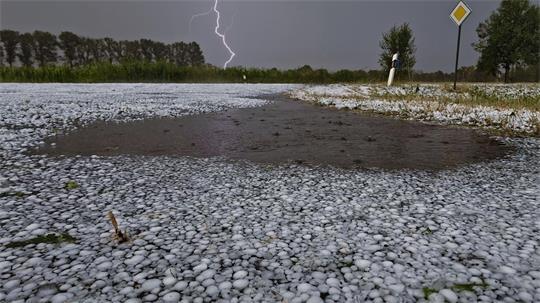 Hagel und starker Regen sind auch weiter möglich, erklärt der Deutsche Wetterdienst. 