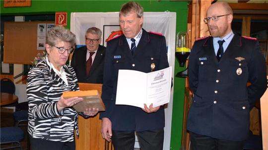 Hagens Bürgermeisterin Inge Bardenhagen zeigt Bürgerpreisträger Hans Peters (Mitte), wo sein Name auf der Tafel der Preisträger zu finden ist. Im Hintergrund Günter Schmidt, rechts Laudator Florian Dankert.