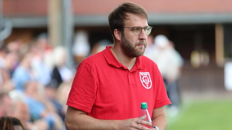 Torflut zum Saisonauftakt: SG Lühe verpasst dem SSV Hagen eine Reise Hagens Trainer Mats Börger schaut ob der Torflut skeptisch.
