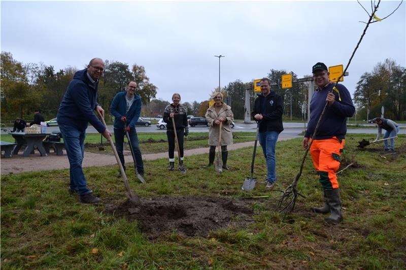 Ein Spatenstich für den Klimaschutz in Hahle „Hahle blüht auf“ – spätestens im nächsten Frühjahr. Dafür griffen Bürgermeister Sönke Hartlef, Bildungshausleiter Marc Rohde, seine Stellvertreterin Kita-Leiterin Maike Moje, Klimaschutz-Beauftragte Siegrun van Bernem, Round Table-Päsident