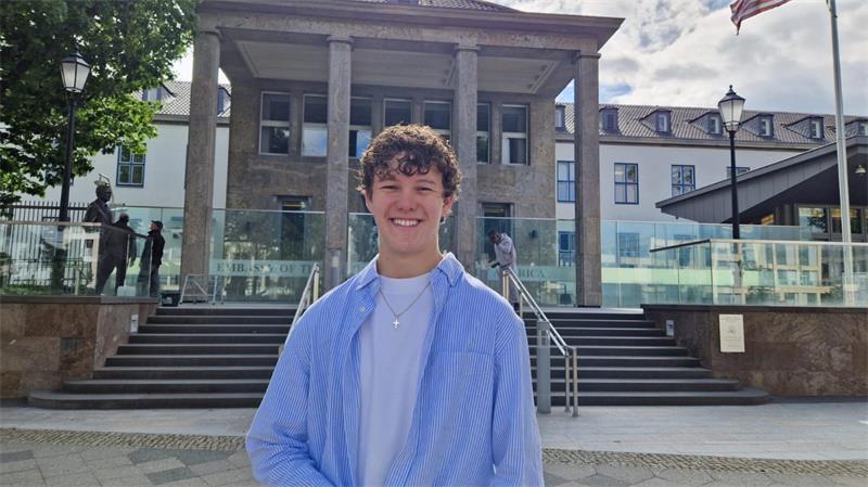 16-Jähriger aus Wischhafen wird Botschafter in den USA Hahn vor der US-Botschaft.