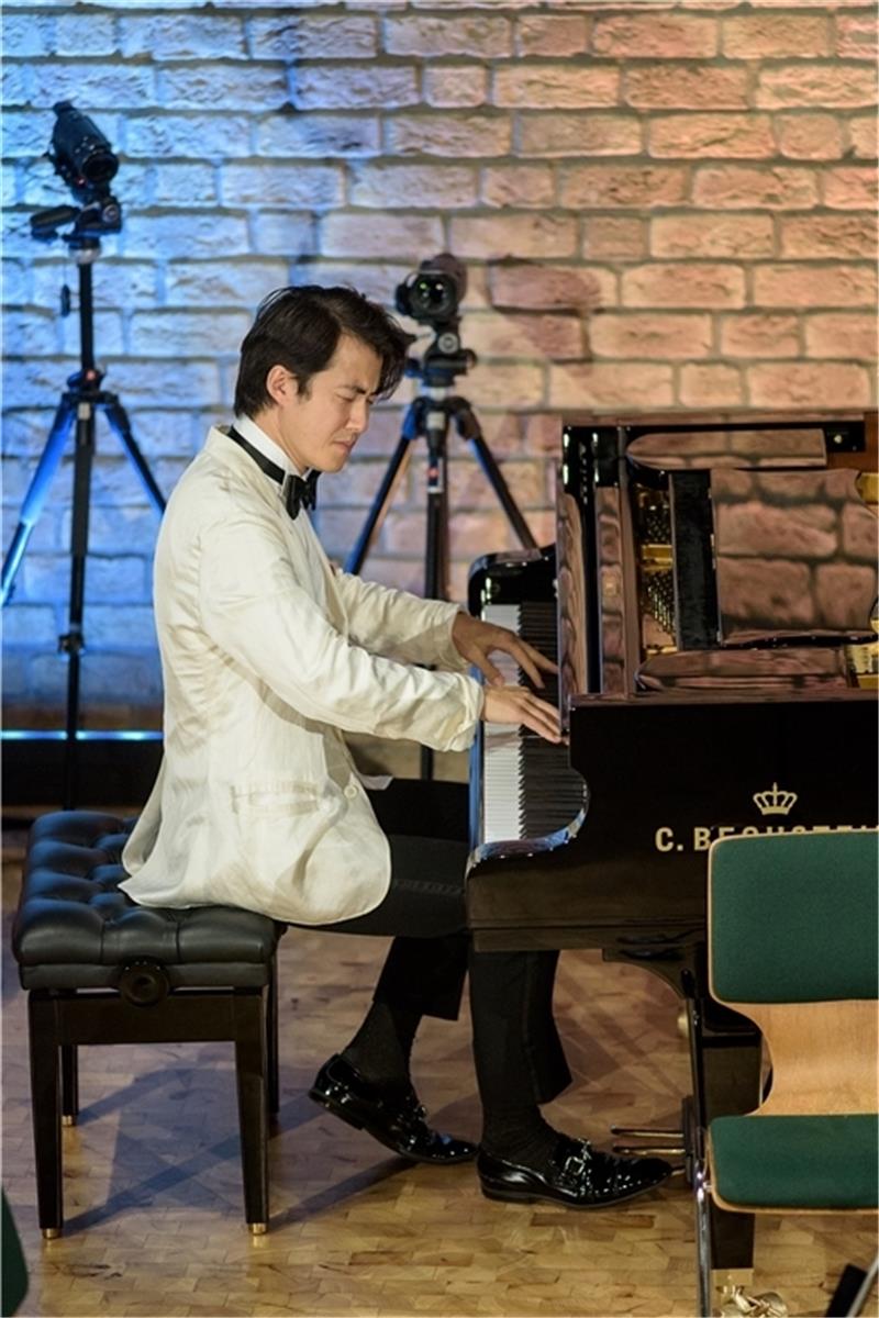 Streicher und Pianist spielen mit der Energie einer Rockband Haiou Zhang beglückte das Publikum mit einer Zugabe aus der Virtuosen-Kategorie „eigentlich unspielbar“.