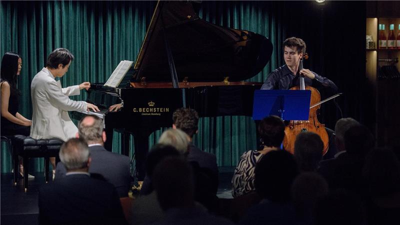 Neustart statt IMF: Ein Buxtehuder Trio unterstützt Haiou Zhangs Vorhaben Haiou Zhang bei einem IMF-Konzert mit Cellist Christoph Heesch im Ernst Restaurant im Modehaus Stackmann.