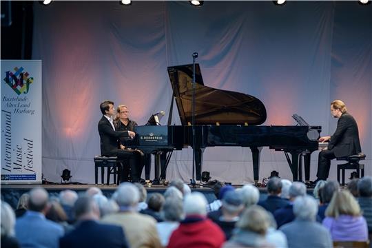 Haiou Zhang und Sebastian Knauer spielten auf der Stadtpark-Bühne Sonaten von Mozart und Brahms. Fotos: Jan Iso Jürgens